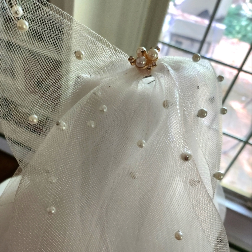 Bow Veil. Two tiers. Ivory. Detachable bow. Named pearly.